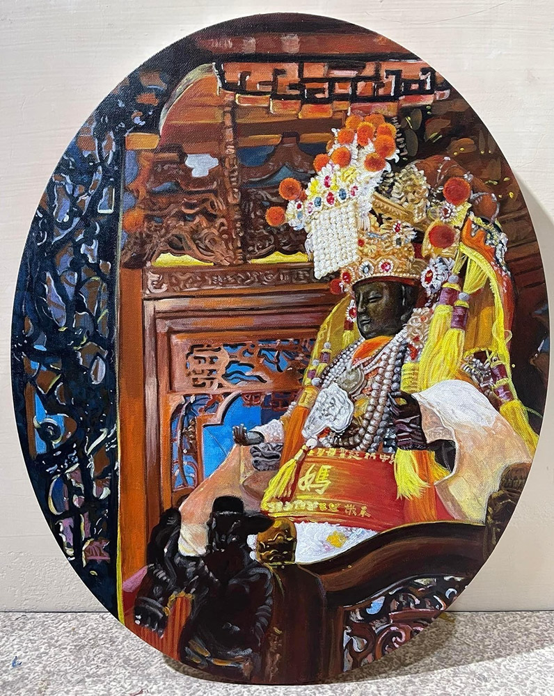 在北港農曆的3月19日是非常熱鬧的日子，是天上聖母聖誕的前幾日，也是媽祖出巡整個北港地區的日子，整個北港熱鬧非凡，好像過年一樣。小時後阿嬤總是會準備簡單的香案放在老家門口，而我總是跟在阿嬤的屁股後面問著：來了沒？來了沒？在北港，媽祖就像是每個北港人家裡的長輩一樣，出門或是回家總要去朝天宮跟媽祖請安報告。在創作的過程中，第一次構完圖，因為不滿意所以一口氣把整幅圖塗掉重來，第二次就順多了。畫畫的過程中一直在思考，我到底要畫出怎樣的作品？哪時候要停筆？到底這樣有沒有表現出媽祖莊嚴的神態？作品中媽祖坐在轎子中，所有的燈光都在媽祖身上，媽祖正慈悲的看著祂的人民，一家一家的看著，沒有遺漏。而我就在這樣的心情中一筆一筆的完成這幅作品。