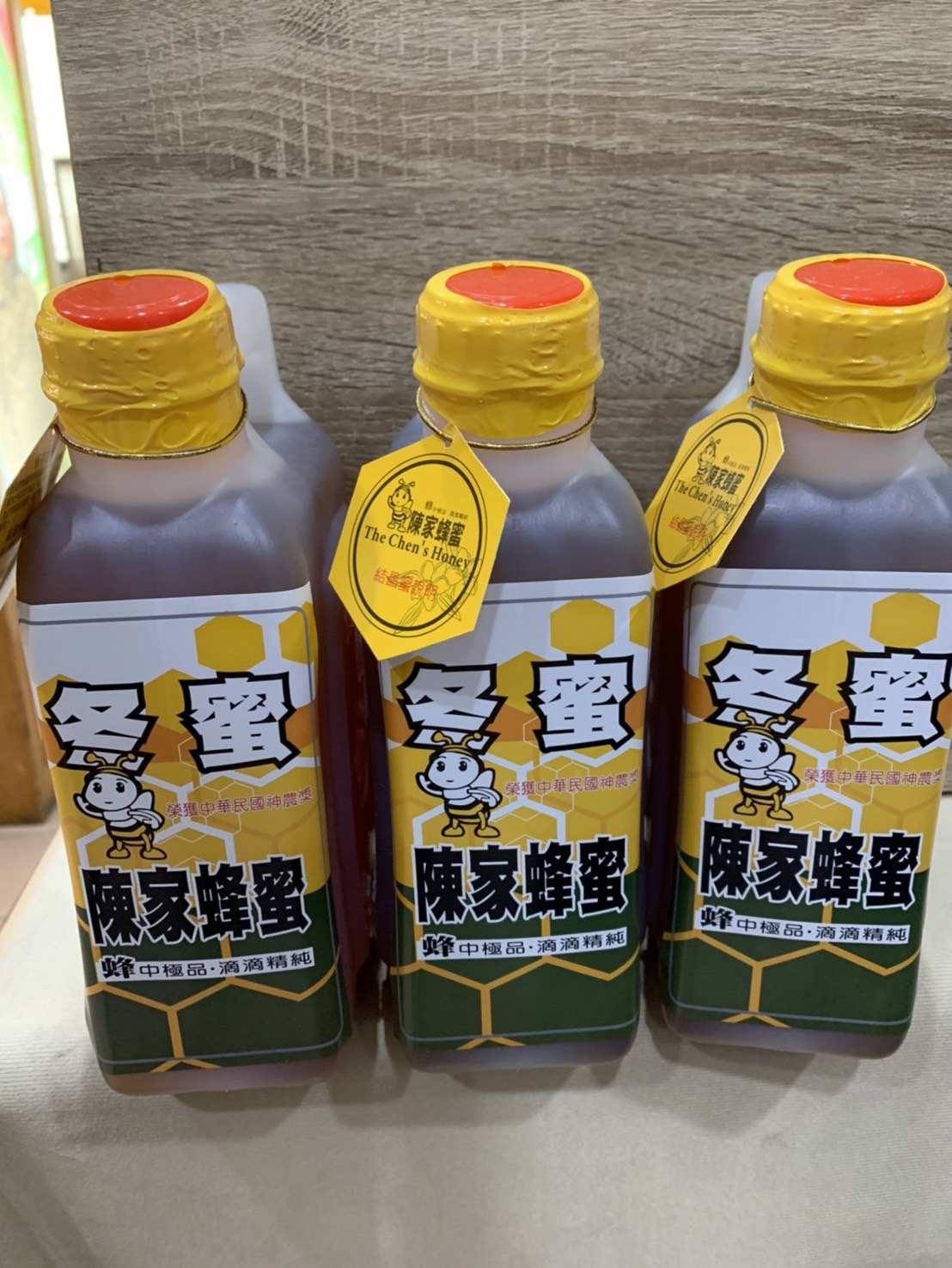 冬蜜是蜜蜂採冬天的花如梅花、蘭花等口味清香、風味特別、含大量葡萄糖及氨基酸，1瓶2400公克。滿2000元免運費