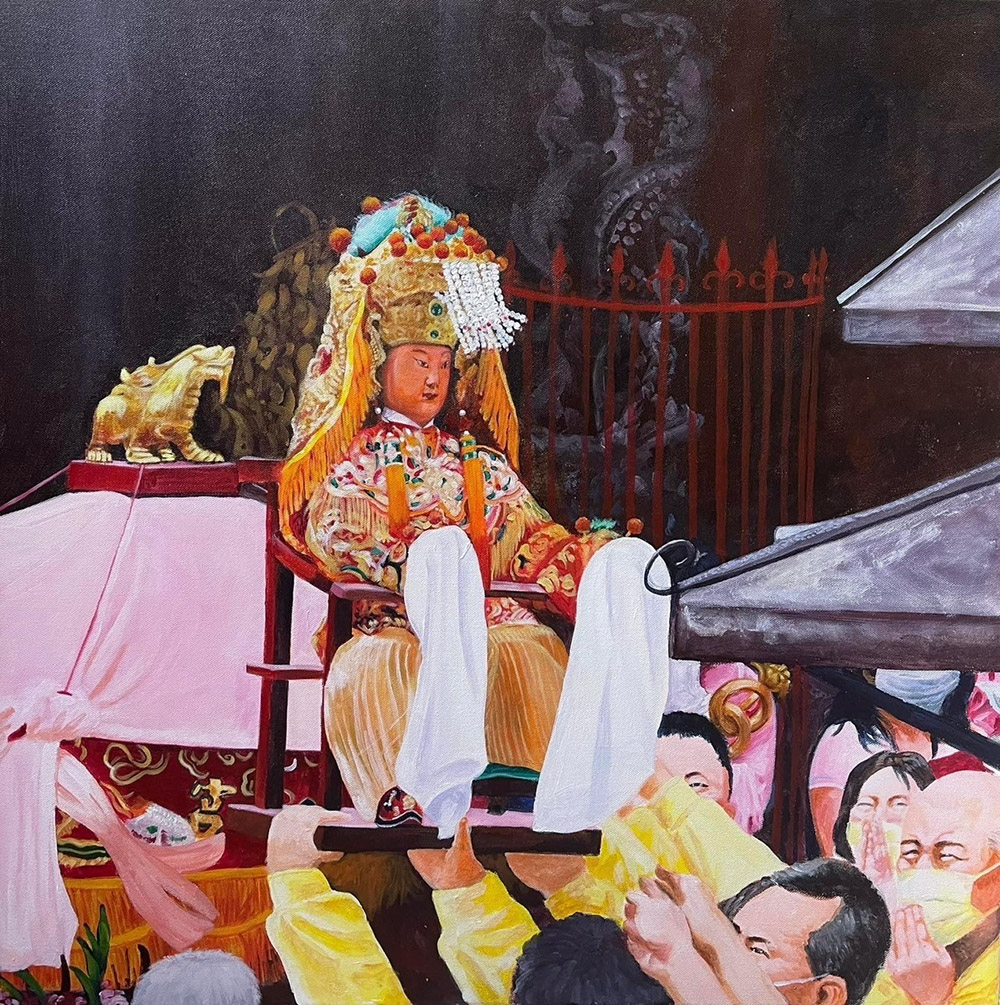 每次看見白沙屯媽祖徒步前往北港朝天宮進香時都會萬分感動，除了媽祖沿路的神蹟之外，最讓人難忘的是成千上萬的香燈腳抵達北港朝天宮時壯觀的景象，尤其是當媽祖的粉紅色轎子在朝天宮前三進三出的時侯那震耳欲聾的進喔進喔進喔的聲音，讓人內心非常激動澎湃。感謝攝影師游翔先生讓我使用他的攝影作品來進行創作，第一眼看到這幅照片就很想畫他，創作的過程也是種修行，因為媽祖的神情一直無法呈現，所以完成前我一直將臉部塗掉重新畫過，最後總算能夠完美的呈現出白沙屯媽祖那慈祥溫暖的神情，也記錄下祂出轎子這感動人心的瞬間。