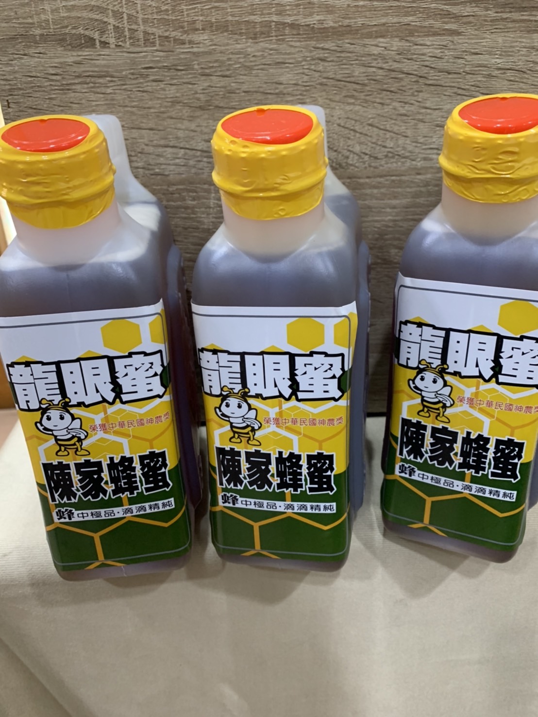 每年龍眼蜜均有參加全國比賽且有得獎1瓶2400公克、口味濃香，100%純蜂蜜水及蜂蜜比例約10:1，風味佳、可以適個人口味增加或減少2000元免運費