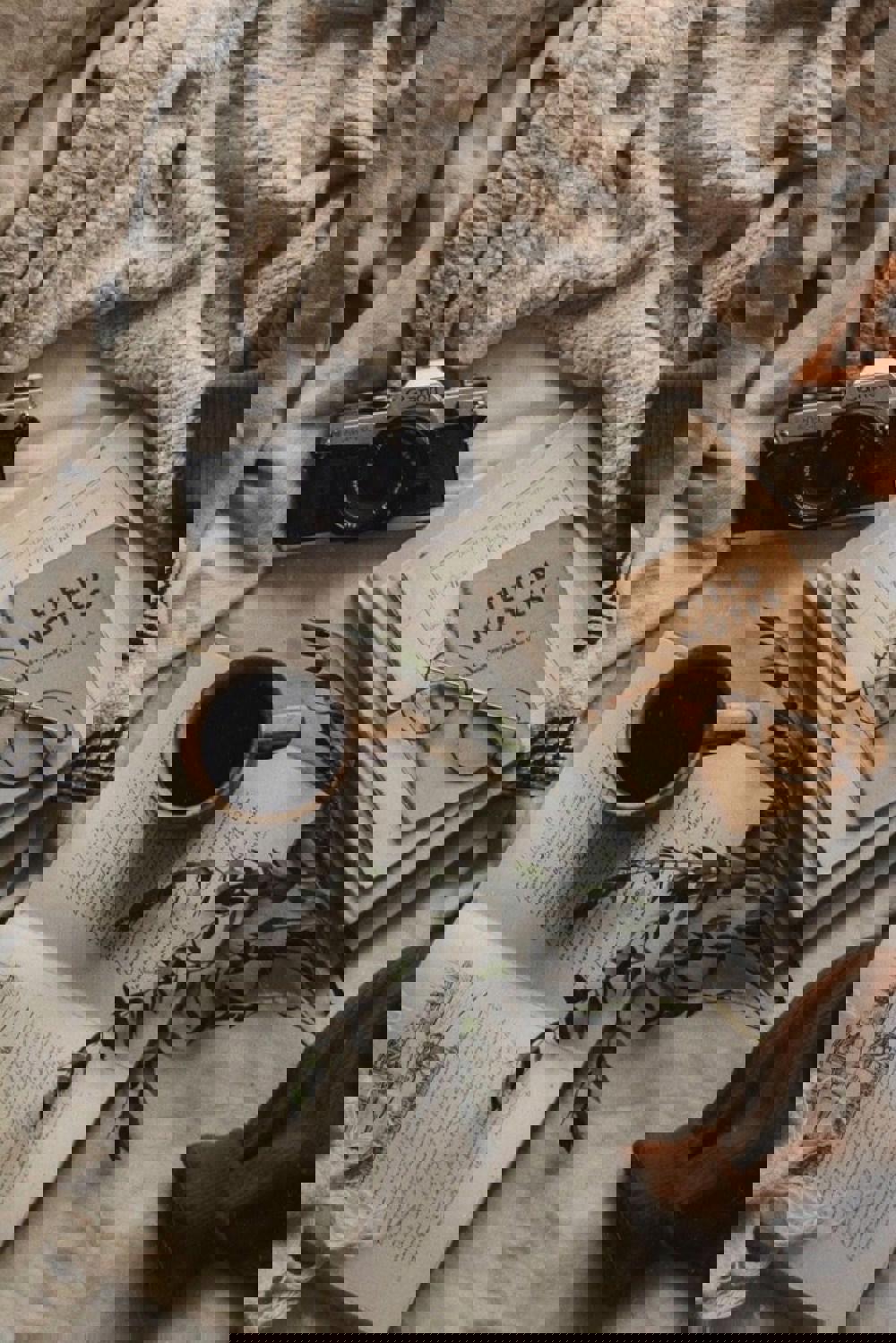 課程簡介：
排版不只是將文字擺上畫面，更是一種視覺語言的藝術。好的排版能夠提升閱讀效率、強化訊息傳達，甚至讓觀者留下深刻印象。本課程從設計美感與實用技巧兩大面向，帶領你認識排版的基本原則與實戰應用。

適合對象：
1. 設計初學者或設計系學生
2. 文字工作者、編輯、行銷人員

想提升簡報、社群圖像、出版設計品質的創作者

課程內容大綱：
排版的本質與功能
排版是什麼？設計 vs 溝通
範例分析：好的排版如何影響感受

字體與文字的視覺語言
字體分類與情緒表現
中英文混排的眉角
字距、行距、對齊的設計原則
版面配置的視覺邏輯
視覺流程與閱讀順序
留白的美學
權重、比例與視覺節奏
設計實作練習
社群貼文、小海報、簡報封面排版練習
給予回饋與排版優化技巧
經典案例解析與風格探索
平面設計中的排版大師作品賞析
從現代到極簡風格的排版風格演變

教學方式：
理論講解 + 圖像示範 + 實作練習
使用 Canva、Figma、或 Adobe 系列進行範例操作（依學生背景調整）

課程時長：
共 6 小時（可拆為 2～3 次課程）

課程目標：
建立排版審美與視覺敏銳度
掌握排版設計的基本技巧與常見錯誤避免
能獨立完成具有美感與邏輯的排版作品