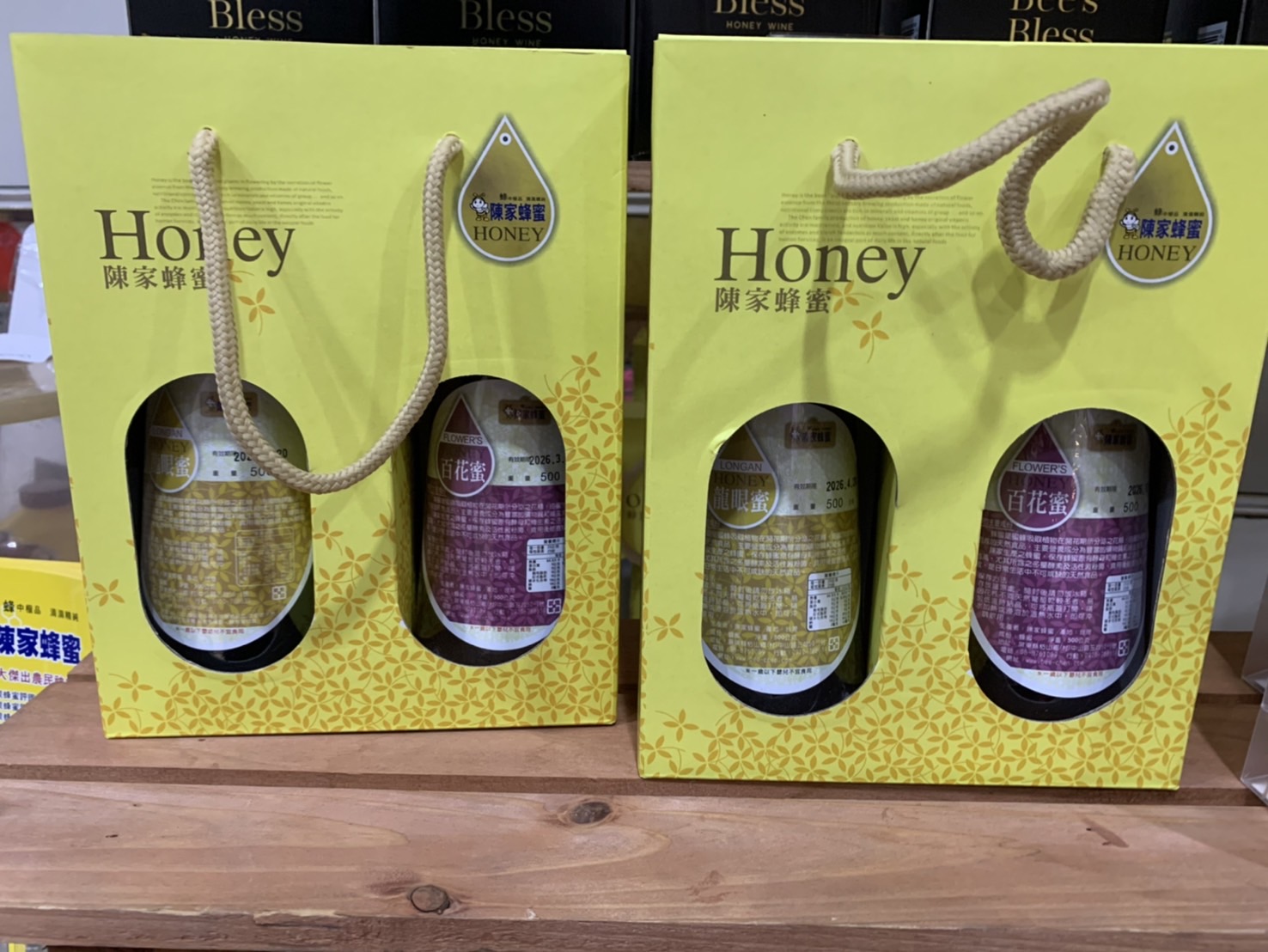 擠瓶百花蜜+龍眼蜜禮盒4組百花蜜：咸豐草、小花慢澤蘭採的花蜜，口感微酸龍眼蜜：蜜蜂採龍眼花、每年3-5月採蜜，口感獨特2000元免運費