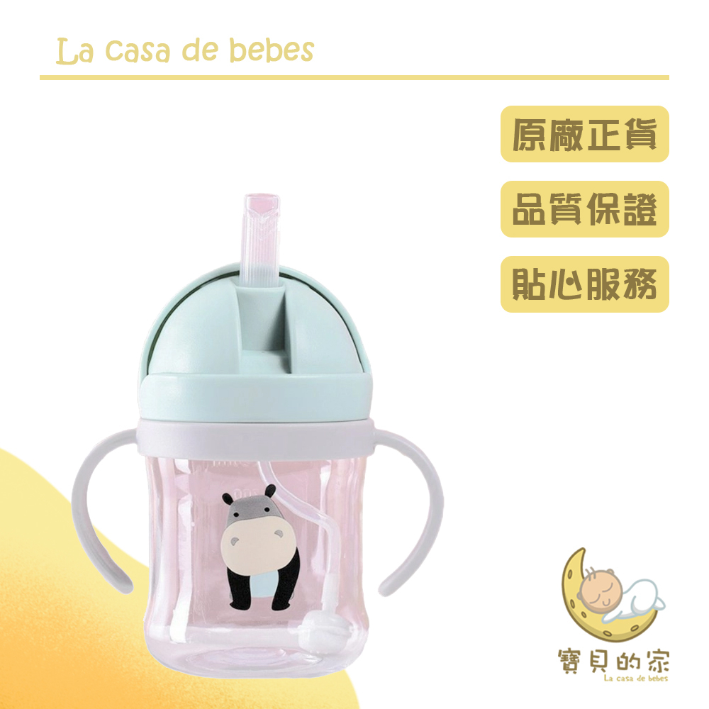 兒童水杯 300ml1. 由矽膠和塑料材料製成，可反复消毒不變形。不含 Bpa 和鄰苯二甲酸鹽。微波爐和洗碗機安全。2. V型咬口管，帶有防漏蓋，嬰兒可以輕鬆飲用，不會嗆到。（飲用溫度以37.5℃為宜，牛奶溫度以40-50℃為宜）。3. 吸管採用柔軟有彈性的矽膠製成，與安撫奶嘴的材質相同。這種超柔軟的吸管使飲用變得容易並且對嬰兒的牙齦溫和。4. 手柄設計保護孩子的手腕，可以幫助嬰兒控制飲水。5. 300ml容量水杯專為嬰兒設計，足以滿足戶外、學校或家庭使用的需要，大尺寸適合小孩子。6. 水杯採用重力球設計，適合不同角度飲用，倒掛不會漏液。商品規格容量：300ml口徑：5.5cm尺寸：6.5*6.5*16.5cm材質：矽膠、塑料適用對象: 嬰幼兒