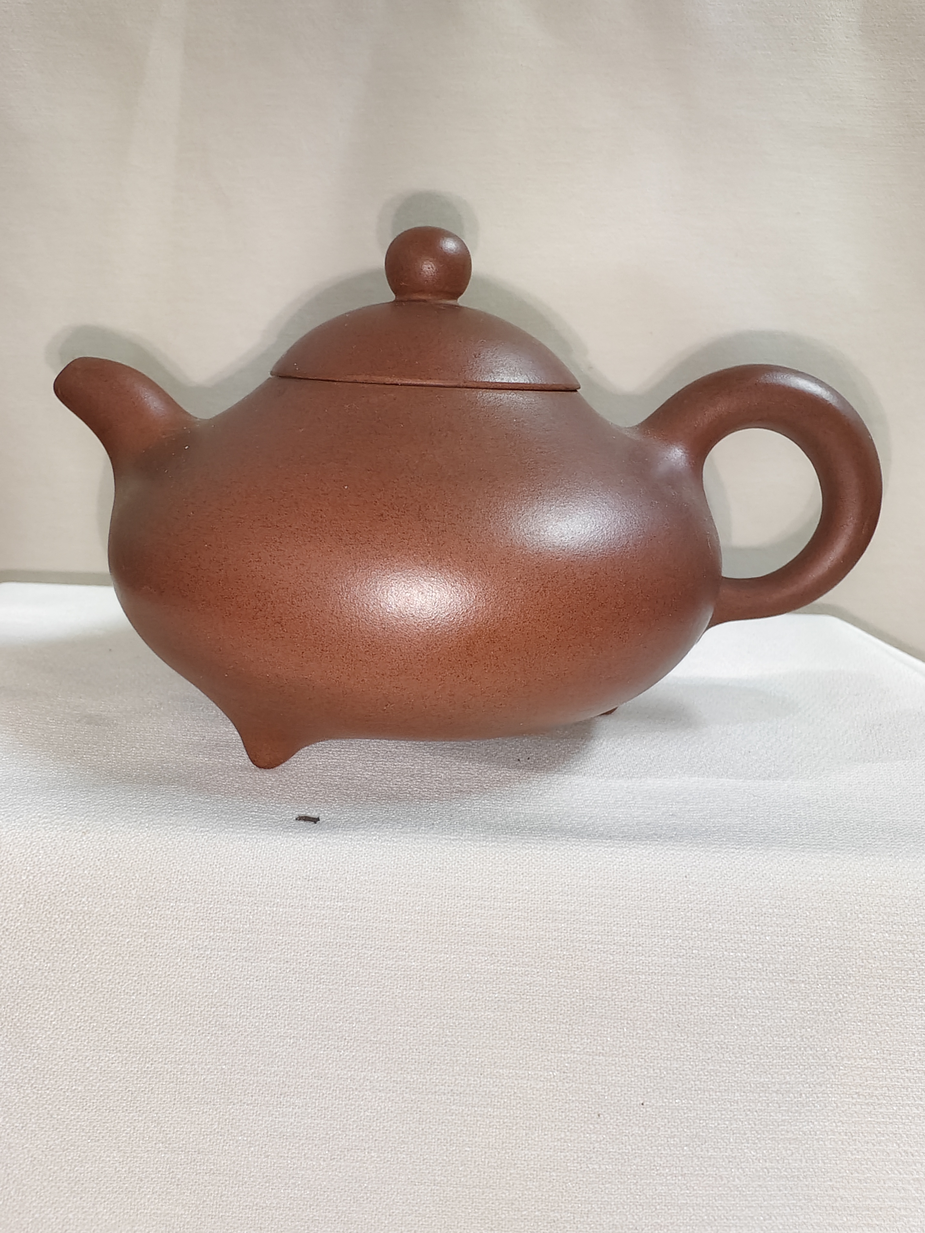 作者：吳勤華品名：玉乳三足壺材質：紫砂泥容量：500cc