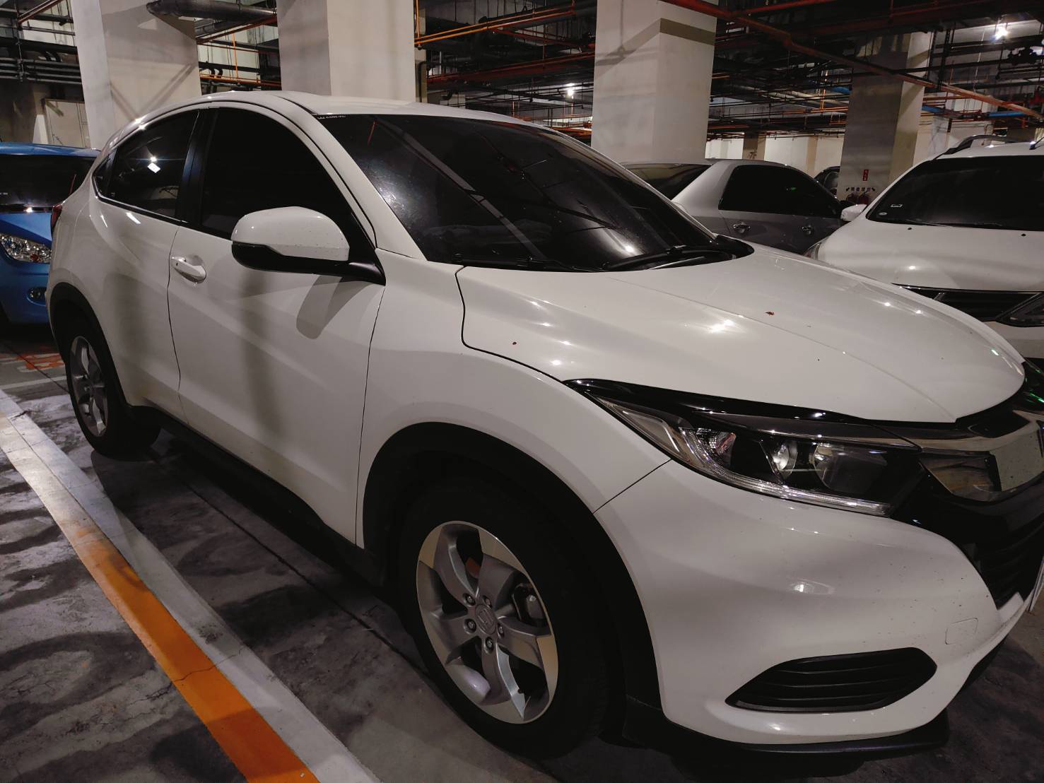 各位朋友們，小弟最近有考慮換車，我們這台HONDA HR-V是109年12月以近80萬購入，開不到4.6萬公里，截至目前為止都是原廠保養，想售58萬元因為剛好有人問說換車原因，我也一併說明好了：最早我們是開房車，因為孩子跳舞，有些大大小小比賽需要放道具，所以改換休旅車。我們都非常喜歡這款車款，但隨著比賽道具愈來愈複雜、愈來愈大，我想我們真的需要更大一些的車了，不然我也捨不得換(moon unwell)絕無泡水、絕無事故，希望大家別擔心，車上裝好的Garmin跟前後的行車記錄器也會一併附上哦希望在這尋找有緣人～～～