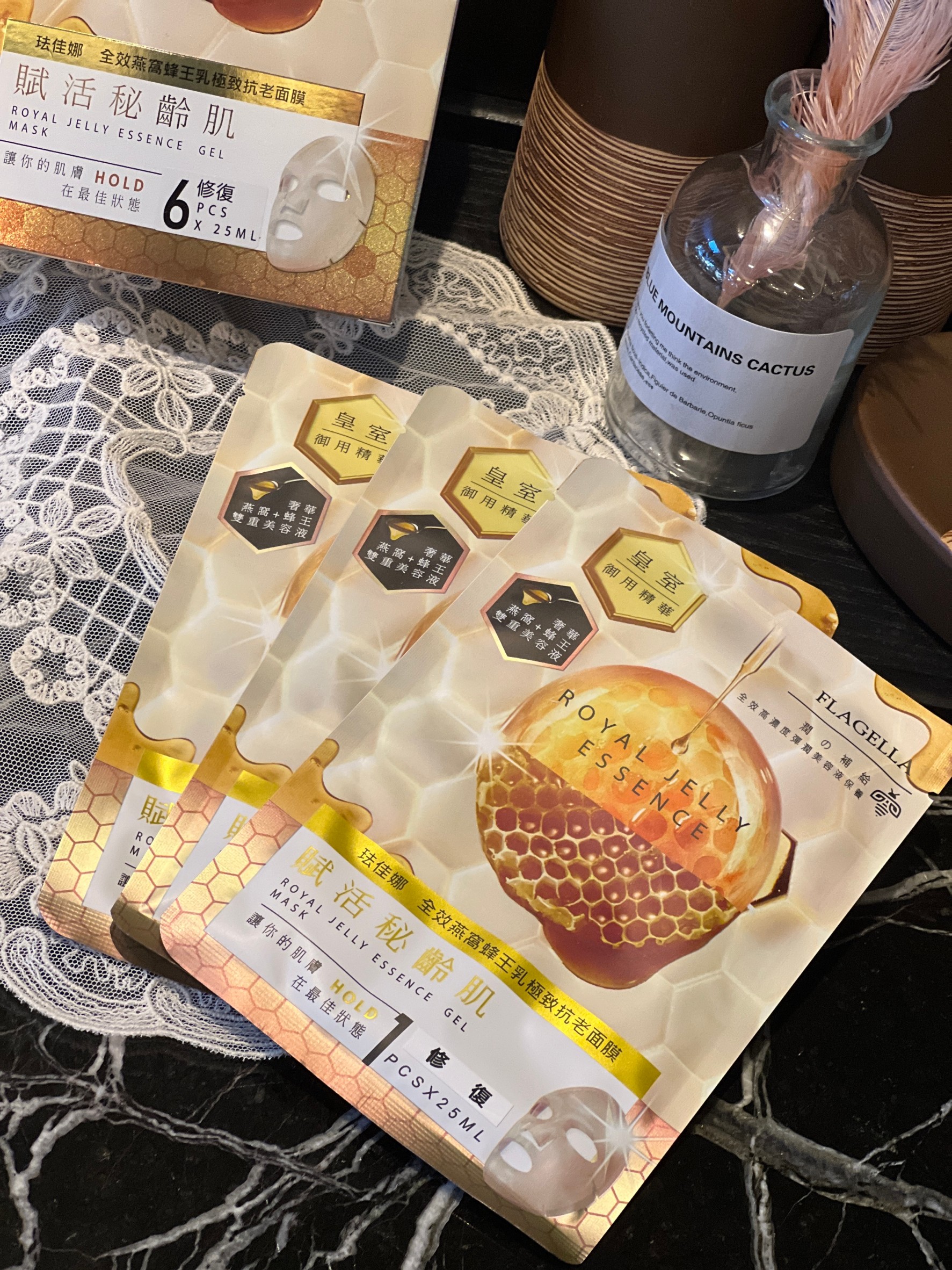 名稱：蜂王乳燕窩修復面膜全成分：Water、butylene glycol、royal jelly、10-hydroxydecanoic acid、sevacic acid、1,10- decanediol、Santham Gum、dipotassium glycyrrhizate、hyaluronic acid、hydrolyzed hyaluronic acid、vitamin B3、prunus amygdalus dulcis seed extract、cubilose extract。內容量：25ml*6片 / 盒使用方法：適用於各種肌膚，每週使用2~3次，效果更加倍。保存期限：三年有效期限：標示於外盒(西元年/月/日)原產地：台灣保存方式：置於陰涼處。