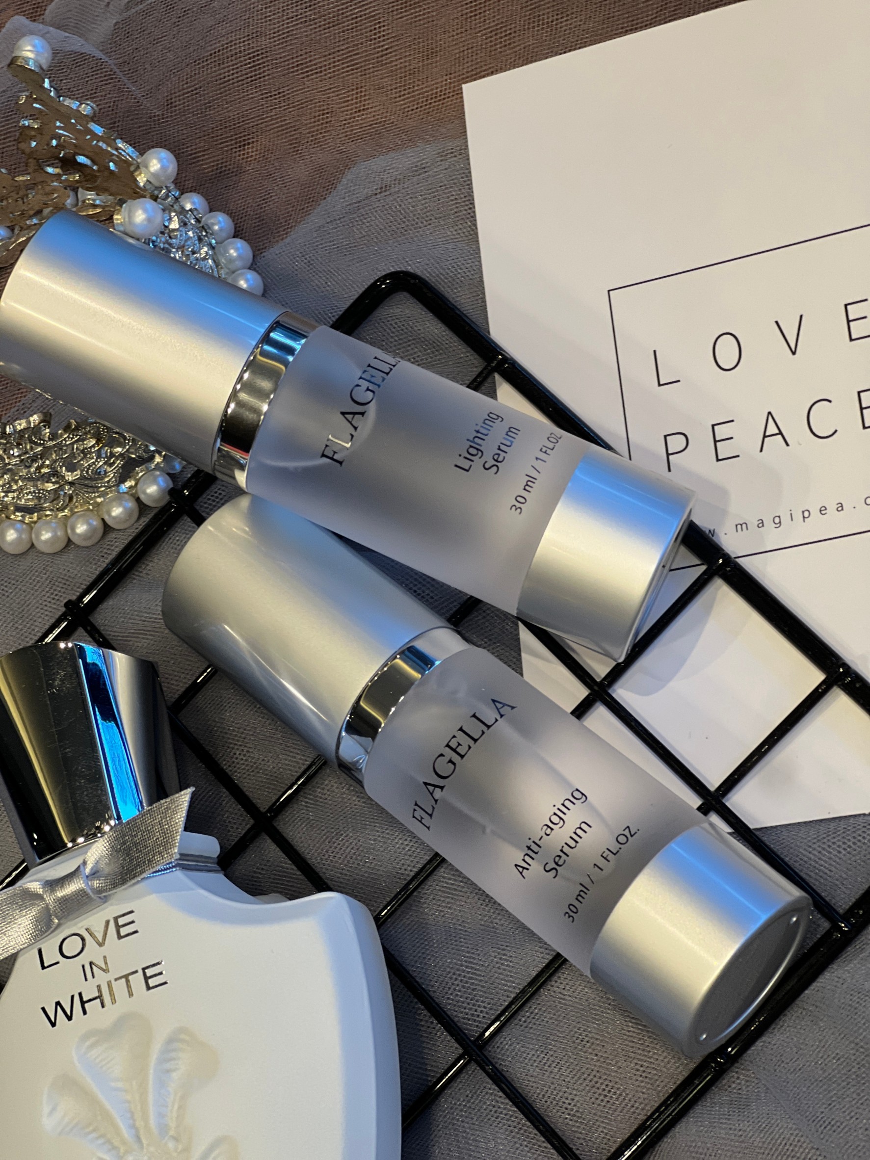 名稱：珐佳娜燕窩保濕精華液主成分：Cubilose Extract、Deionic water、PVP、Betaine、Hyaluronic Acid、Methylisothi-azolinone、Fragrance、Polysorbate20.內容量：30m/瓶使用方法：肌膚清潔後，取適量塗抹於臉部及頸部肌膚，輕輕按摩促進吸收即可。保存期限：三年有效期限：於瓶(底)身(西元年/月/日)原產地：台灣保存方式：置於陰涼處，避免陽光直接照射。