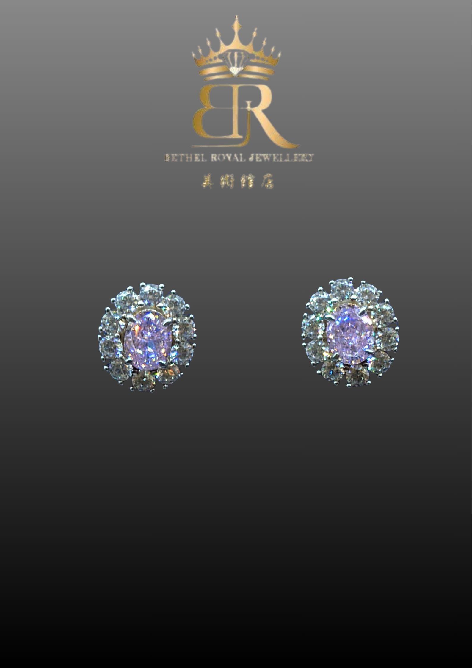 換季出清優惠!!下單後,請與賣家連絡取貨方式。想要為您的日常造型增添一抹精緻的亮點嗎？這款花形粉鑽耳釘，將為您帶來優雅與光彩。這對耳釘的設計靈感來自於盛開的花朵，中央鑲嵌著一顆柔美動人的橢圓形（或圓形）粉色鑽石。粉鑽溫暖而夢幻的色澤，如同將最溫柔的日出濃縮其中，散發著獨特的魅力。粉鑽外圍環繞著一圈璀璨的小鑽石，如同花瓣般層層綻放，不僅讓主鑽的光芒更為集中，也為耳釘增添了華麗而立體的層次感。無論是日常佩戴，還是出席小型聚會，這對耳釘都能為您的耳朵增添一抹亮麗而低調的奢華。這款耳釘不僅是珠寶，更是您個人風格的體現。讓它在您的耳畔閃耀，為您的美麗注入一份甜美與優雅。立即擁有這款花形粉鑽耳釘，讓您的光芒如花朵般綻放！產品特色主鑽石： 橢圓形 淡粉色鑽石周圍鑲嵌： 主鑽周圍環繞一圈小鑽石，形成花朵或光環設計耳釘類型： 貼耳式耳釘材質： 925銀風格： 精緻、浪漫、優雅